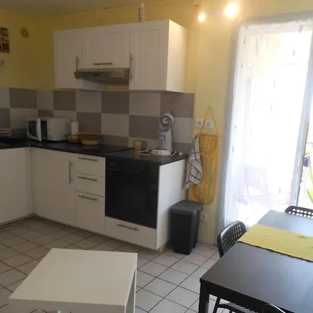 T2 Avec Balcon Et Parking A 800m De La - St Pierre La - Fr-1-229d-125